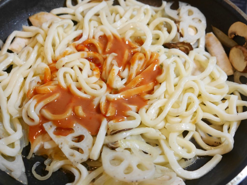 うどんと調味料を入れたフライパン