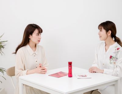 日頃のスキンケアについてお話するななせさん