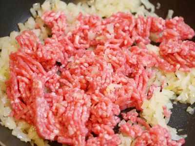たまねぎと豚ひき肉を炒めている写真