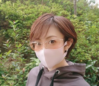 マスクをつけてアイケアファッショングラスをかける藤田さん
