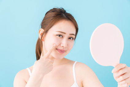 鏡を見る女性