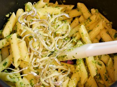 パスタにこうなごを加えている写真