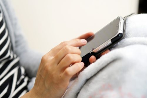 スマホを操作しアンケートに回答