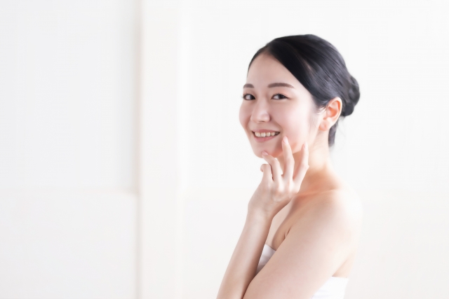 乾燥肌対策を行い肌にハリとつやがある女性
