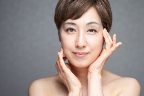 シワが気になる中年女性