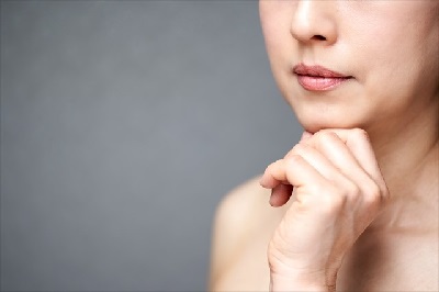 血管のゴースト化でたるみに悩む女性