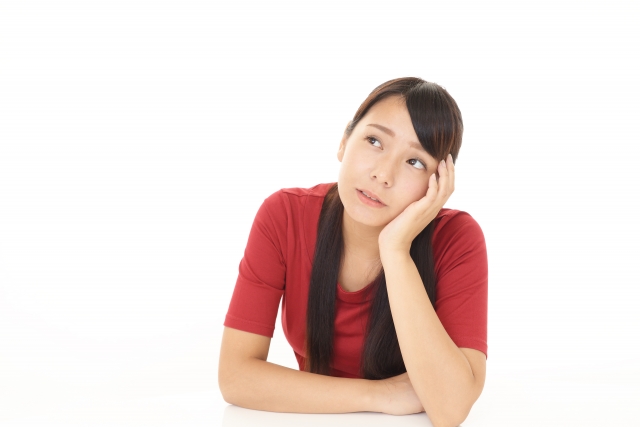 良質なコラーゲンについて考える女性