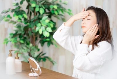 超低分子ヒアルロン酸配合化粧品を使う女性