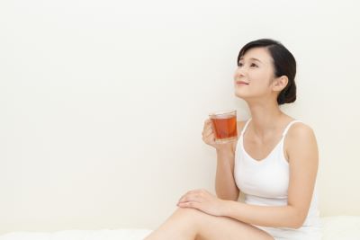 ザ・コラーゲンリラクルを飲む女性