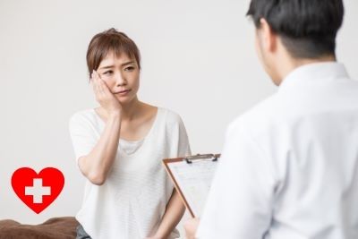 再生治療を受ける女性とその医者