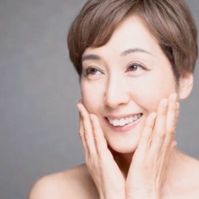化粧品成分にこだわり美肌になる女性