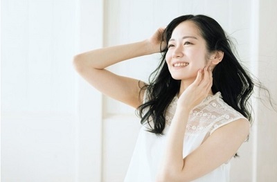 美肌ケアで美しさを維持する女性モデル