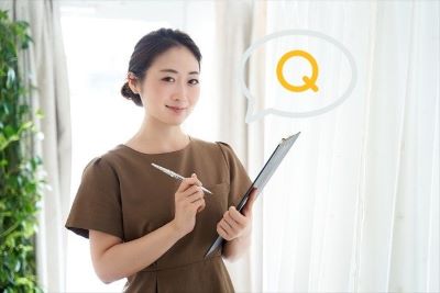 アンケートに答える女性
