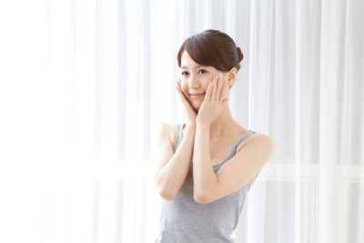 化粧品の知識を深めて美肌になった女性