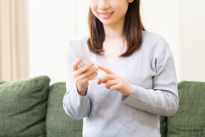 化粧品の違いを調べる女性