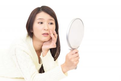 毛穴を気にする女性