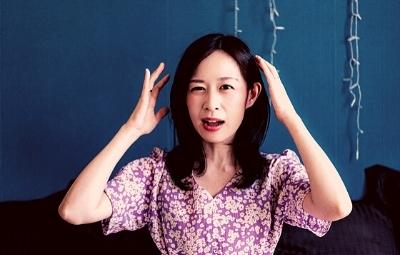 紫外線吸収剤のデメリットを気にする女性