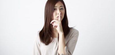 毛穴の黒ずみに悩む女性