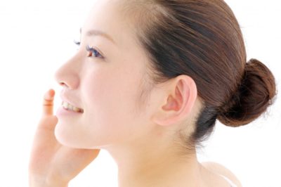 「抗酸化」と「抗シワ」を強化したナールスネオを使う女性