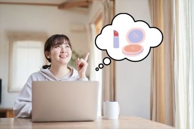 化粧品について考える女性