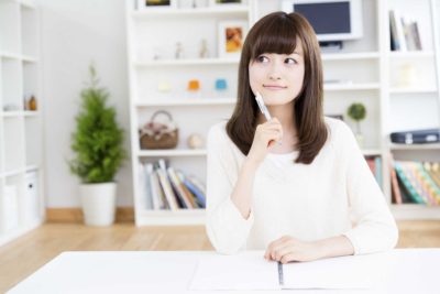 アンケートに回答する女性