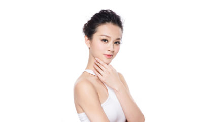 20代からエイジングケアをして美肌になる女性