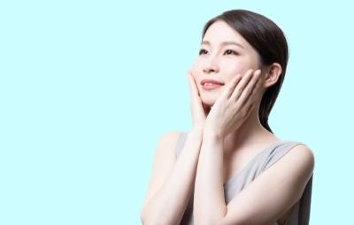 カルノシンの入った化粧品を使っている女性