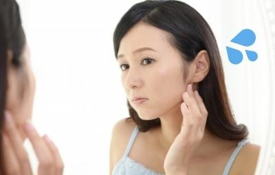 マスクの摩擦でシミが目立つ女性