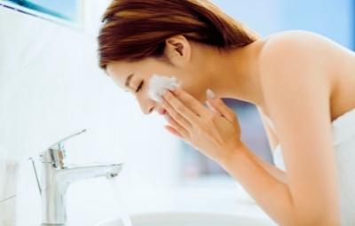 クレンジングをする女性