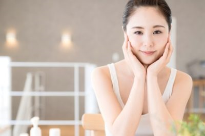 スキンケアやエイジングケアを頑張り健やかな肌の女性