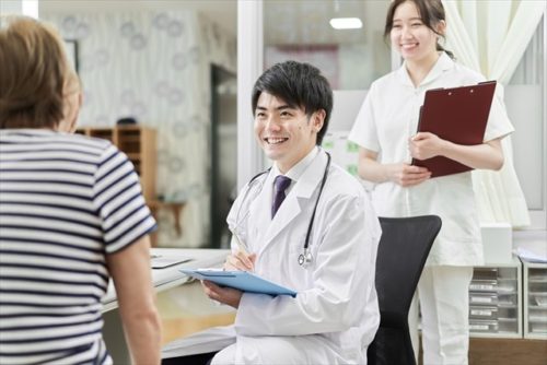 かかりつけ医を受診する女性