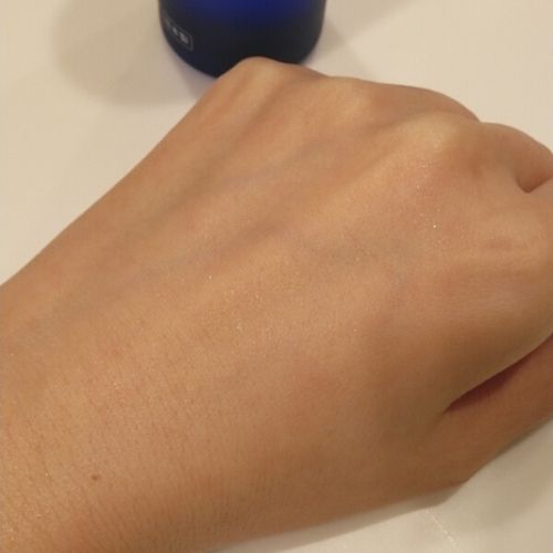 うるおい化粧水をつけた手の甲