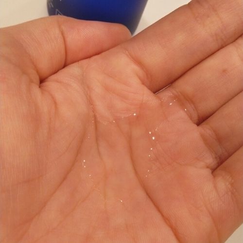 うるおい化粧水をつけた手のひら