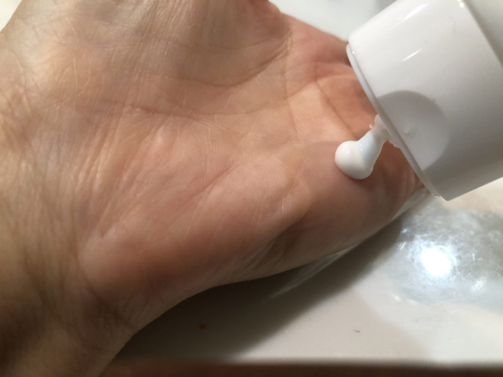 チューブタイプのulusinaを手のひらに出すイメージ