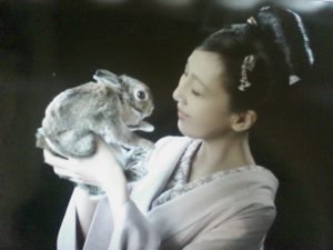 ウサギを抱く妹尾さん