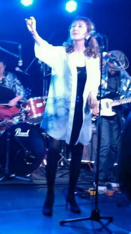 バンドをバックに歌う妹尾さん