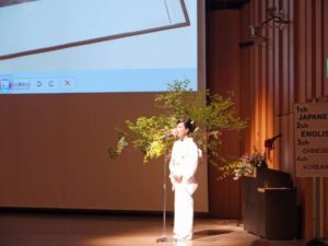 挨拶する妹尾藍未さん