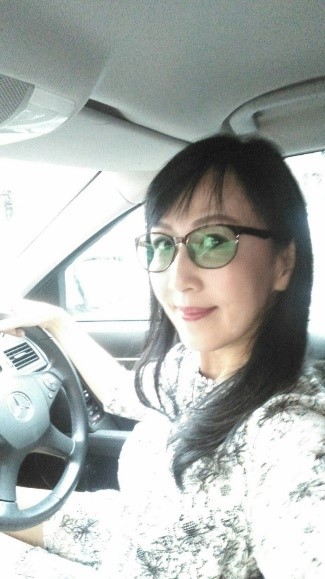 サングラスをかける妹尾さん