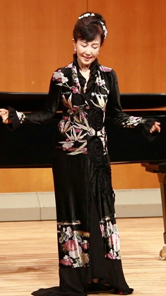 歌う妹尾さん