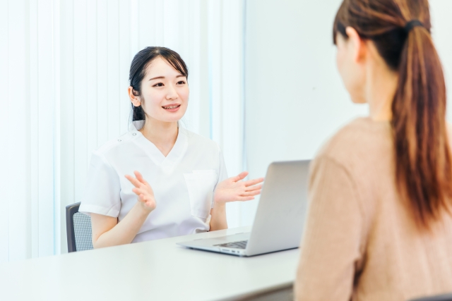 施術後のアフターケアを受ける女性