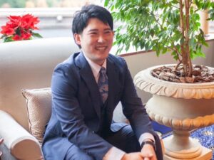 OCEANSでインタビューを受ける男性