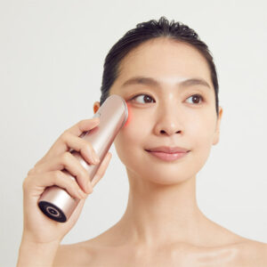 フォトプラスシャイニーを使う女性