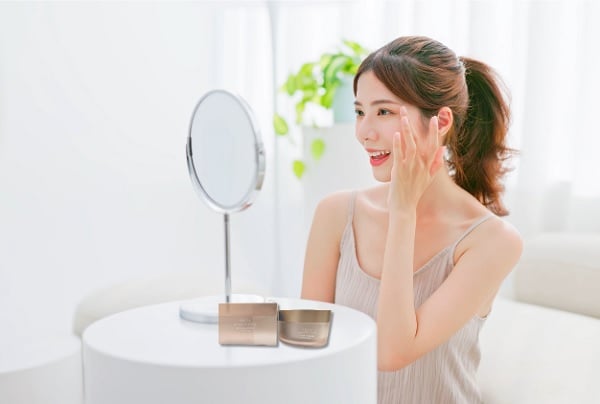 アクシージア目もとシートを使った女性