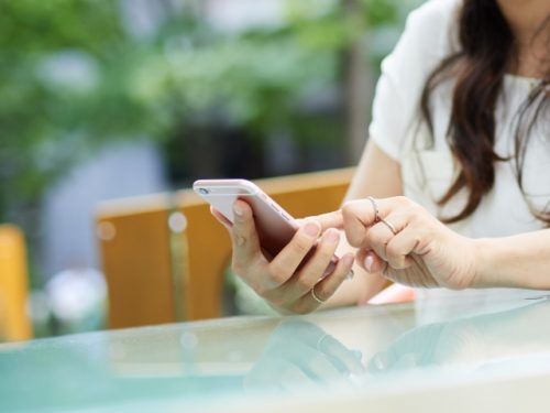 スマホを見る女性