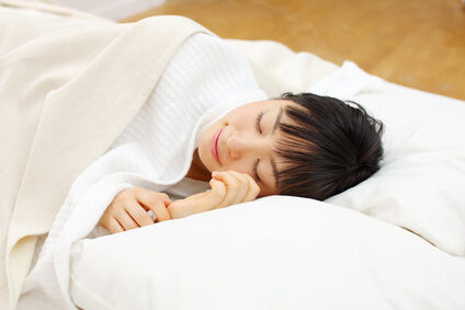 眠る女性