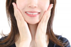 ビタミンC誘導体配合美容液を使う女性