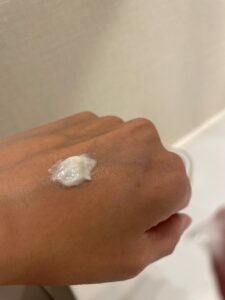 手の甲のコスメアカデミアクリーム