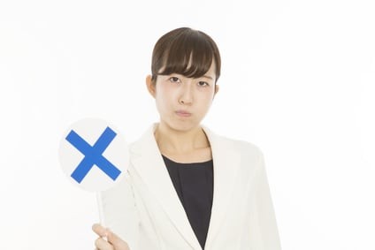 美容オイルではアンチエイジングはできないことを説明する女性