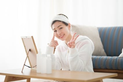 美容オイルを使う順番を説明する女性