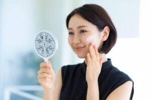 セラミドクリームを塗る女性